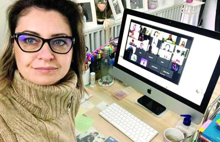 Învăţătoarea Claudia Chiru, în clasa online FOTO Arhiva personală Claudia Chiru