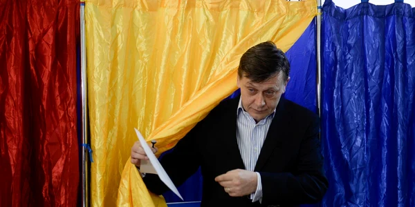 Crin Antonescu voteaza pentru alegerile europarlamentare FOTO Mediafax
