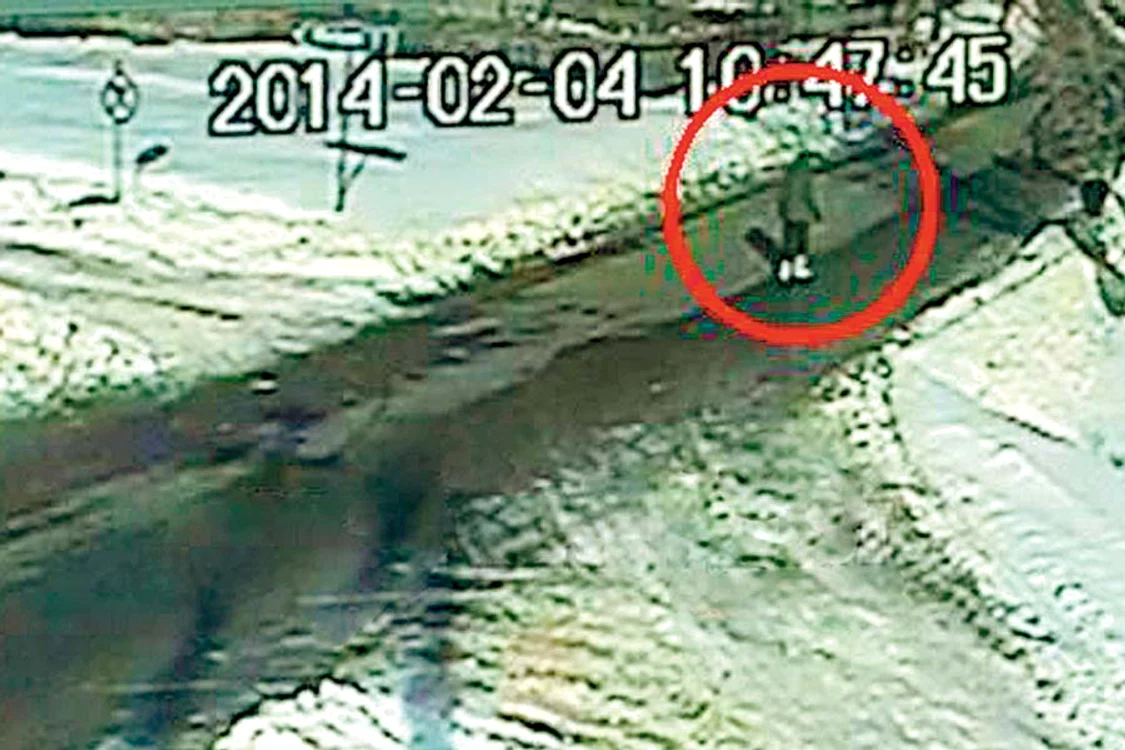 
    Poliţiştii au surprins-o pe  fetiţă pe camerele video din dreptul primăriei  