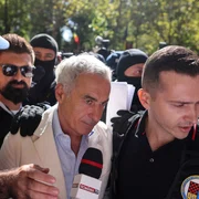 Călin Georgescu este însoțit de ofițeri de poliție la sediul DIICOT pentru audiere, în București. FOTO Inquam Photos / George Călin