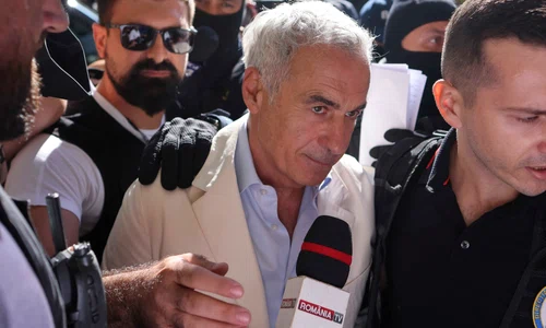 Călin Georgescu este însoțit de ofițeri de poliție la sediul DIICOT pentru audiere, în București. FOTO Inquam Photos / George Călin
