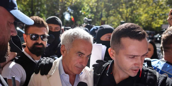 Călin Georgescu este însoțit de ofițeri de poliție la sediul DIICOT pentru audiere, în București. FOTO Inquam Photos / George Călin
