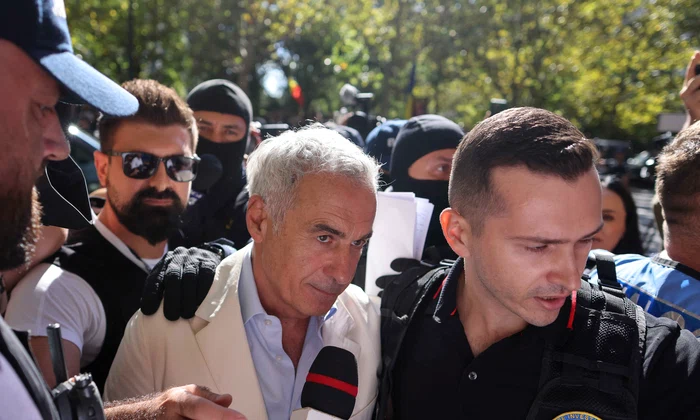 Călin Georgescu este însoțit de ofițeri de poliție la sediul DIICOT pentru audiere, în București. FOTO Inquam Photos / George Călin