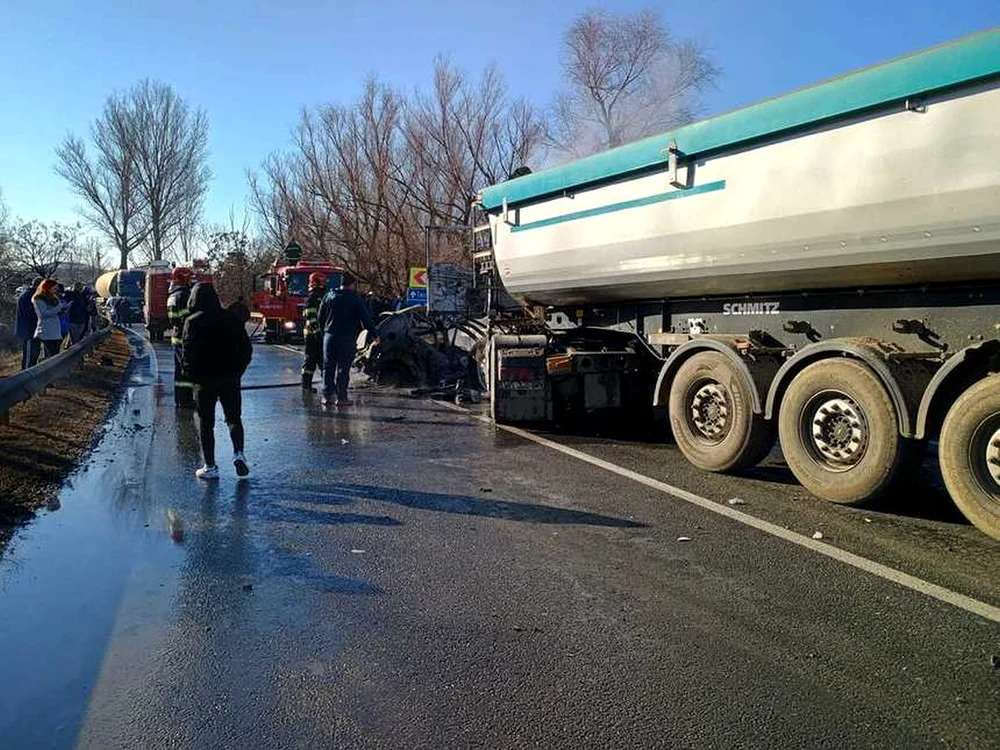 Cei doi tineri nu au avut nicio șansă să supraviețuiască impactului / foto: ISU Galați