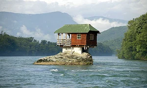 Serbia  Pe râul Drina, în apropierea oraşului Bajina Basta, pe o stâncă se ridică cea mai izolată căsuţă din lume jpeg