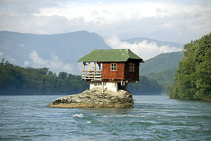 Serbia. Pe râul Drina, în apropierea oraşului Bajina Basta, pe o stâncă se ridică cea mai izolată căsuţă din lume