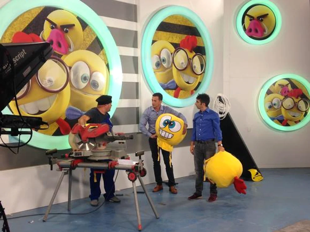 
    Cusurgiii în platoul de filmare a noii emisiuniFoto Arhivă Personală  