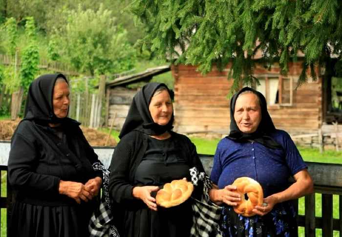 Femeile mergeau la biserică și duceau un colac  FOTO Centrul Culturii Tradiționale Maramureș