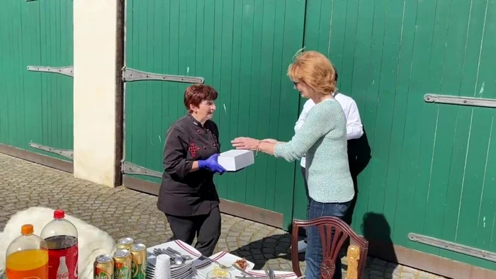 Majestatea Sa Margareta i-a oferit Vioricăi un cadou la petrecerea de pensionare