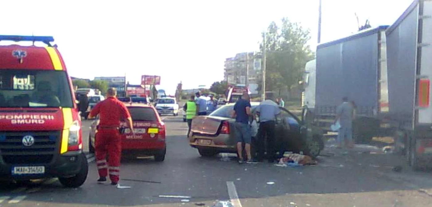 Dublul impact, cu autobuzul şi autotrenul, i-a fost fatal bărbatului care conducea Dacia Logan