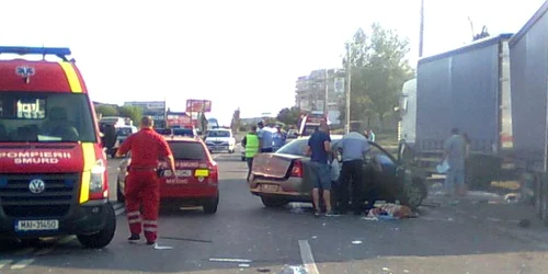 Dublul impact, cu autobuzul şi autotrenul, i-a fost fatal bărbatului care conducea Dacia Logan