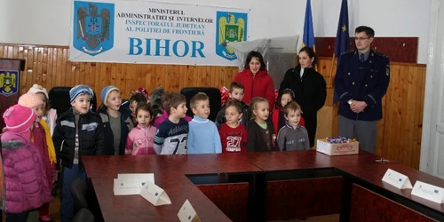 Copiii au colindat și au primit cadouri