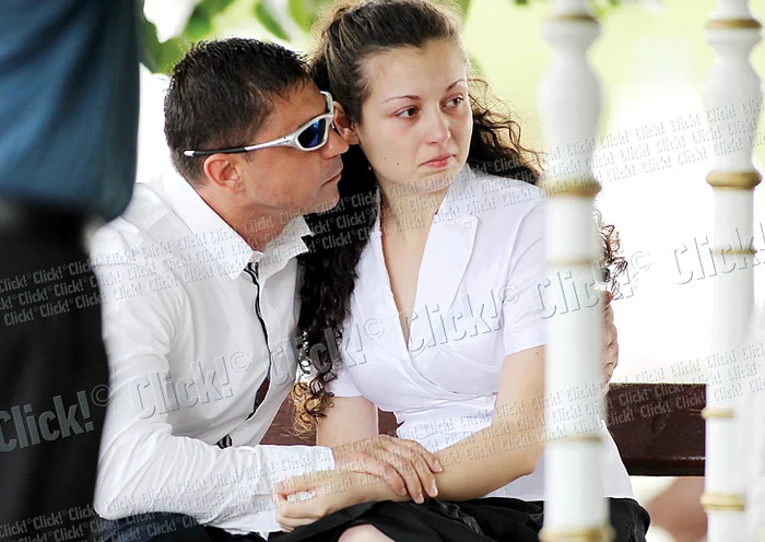 Carmen şi Claudiu Şatran  au petrecut două ore împreună  la înmormântarea fiicei lor