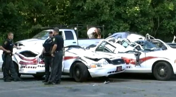 Fermierul a strivit mai multe maşini cu un tractor uriaş