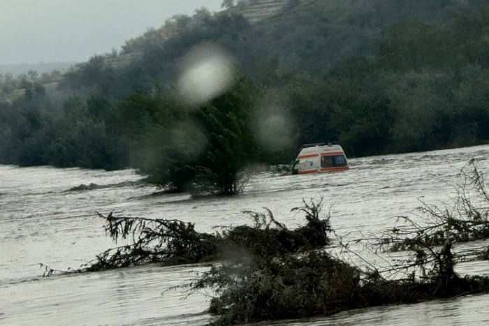 Ambulanța, surprinsă de viitură FOTO: ISU Galați