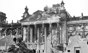 Reichstagul german după capturarea sa de către Aliați, la 3 iunie 1945 Wikipedia jpg