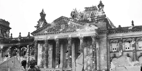 Reichstagul german după capturarea sa de către Aliați, la 3 iunie 1945 Wikipedia jpg