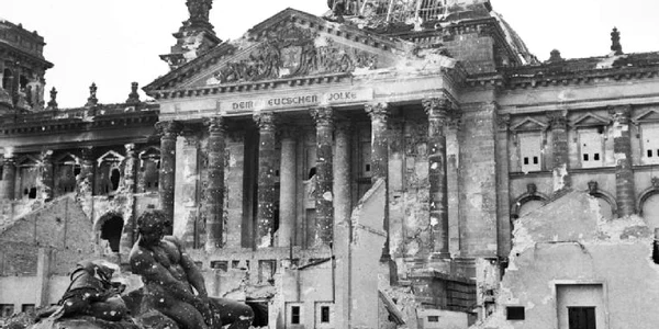 Reichstagul german după capturarea sa de către Aliați, la 3 iunie 1945 Wikipedia jpg