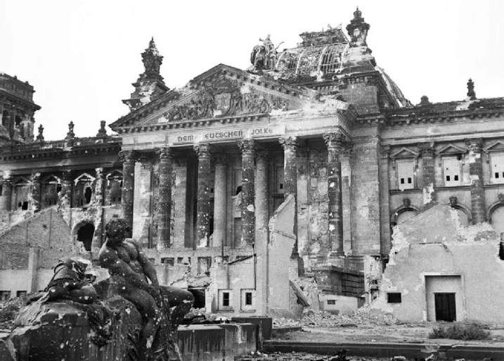 Reichstagul german după capturarea sa de către Aliați - 1945. FOTO Wikipedia