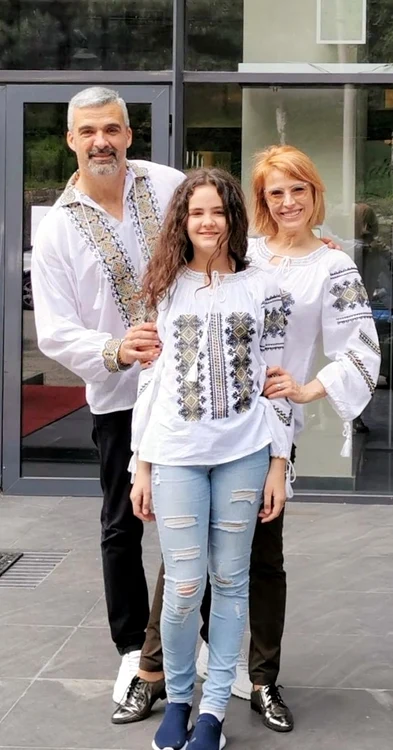 
    Iuliana Marciuc, Adrian Enache, și fiul lor, Davidfoto: arhivă personală  