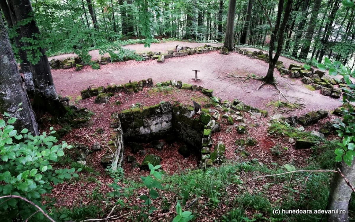 Turnul pentagonal din Sarmizegetusa Regia Foto Daniel Guţă