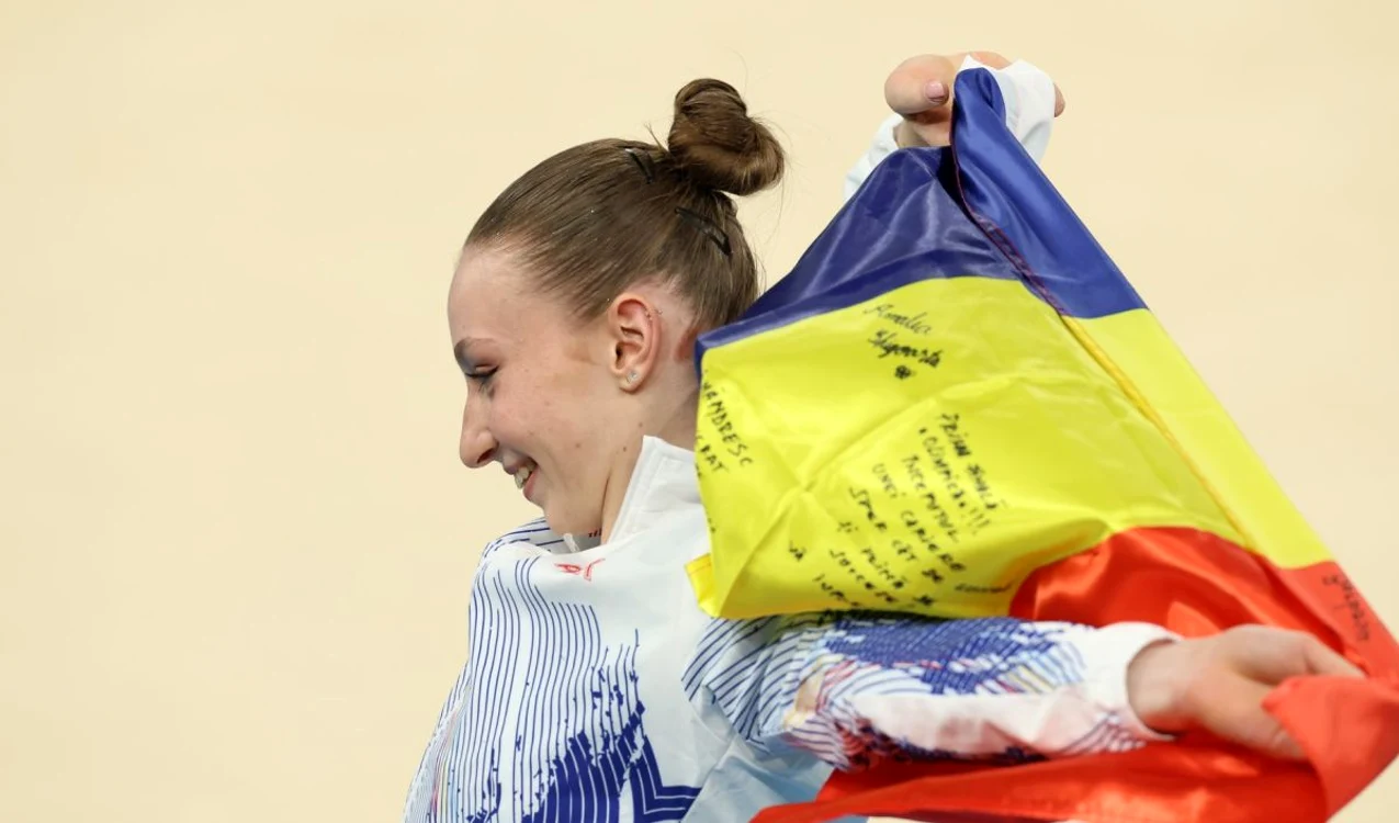 Ana Maria Bărbosu, cu drapelul, în secundele de bucurie de la Paris (FOTO: Profimedia)