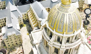 Artistul lucrează  câteva ore pentru a  reproduce o clădire  în miniatură jpeg