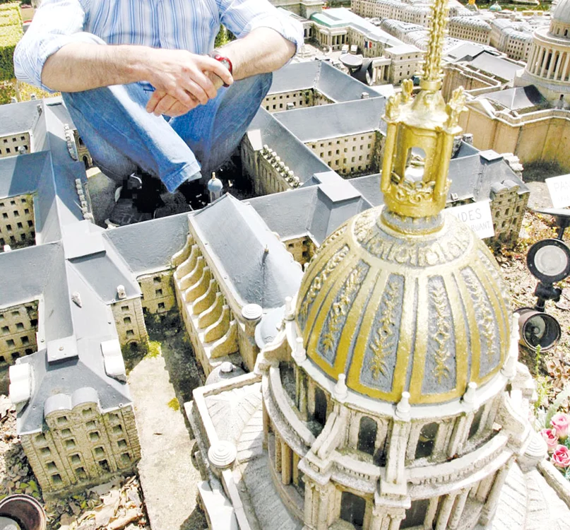 Artistul lucrează  câteva ore pentru a  reproduce o clădire  în miniatură