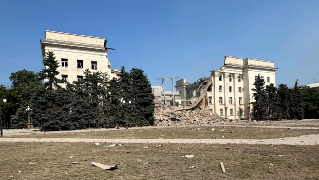 Clădirea administraţiei din Herson a fost pusă la pământ de bombardamentele ruşilor. FOTO: X