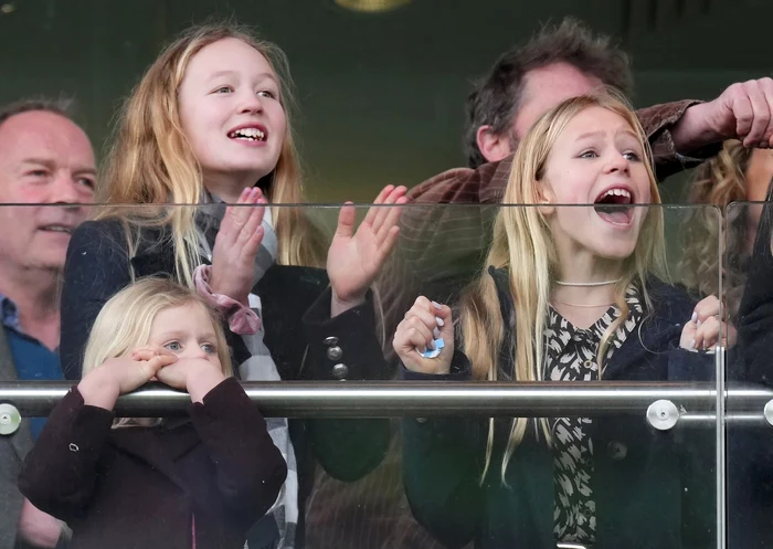 Savannah, foto stânga, alături de sora ei, Isla, în dreapta