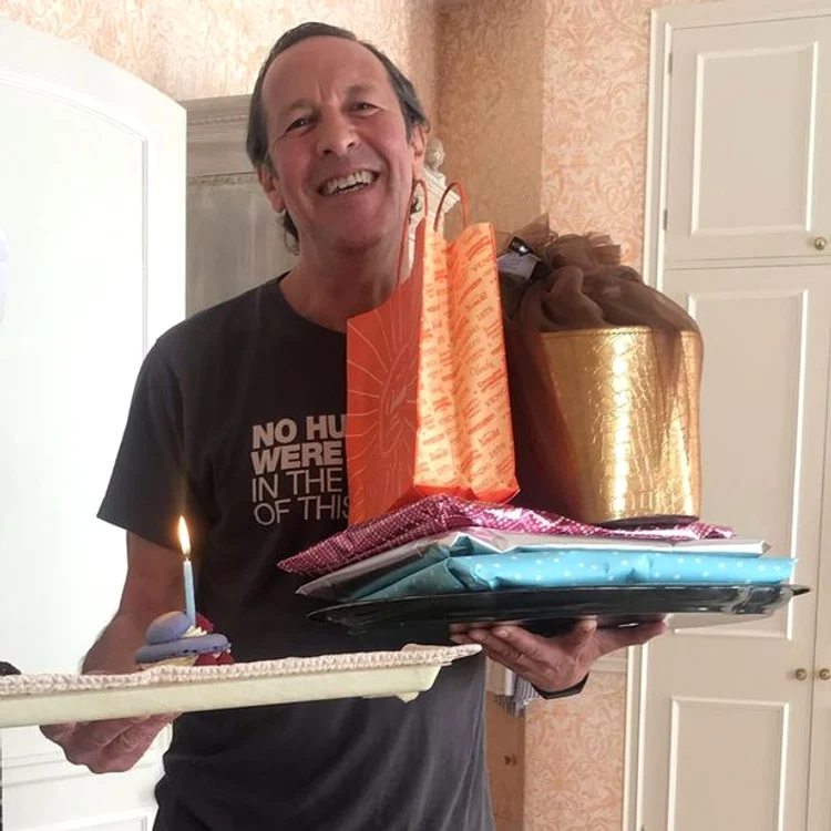 Cadourile au fost comandate online și au comstat în bijuterii și haine alese de Percy Gibson 