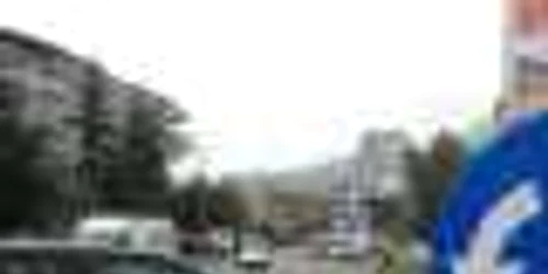 Neamţ: VIDEO Şoferi dezorientaţi în cel mai nou giratoriu din Piatra Neamţ