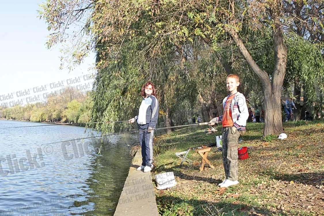 Alexandru, Răzvan şi Alex s-au plimbat ieri toată ziua cu bicicletele în parc (Fotografii: Sever Gheorghe)