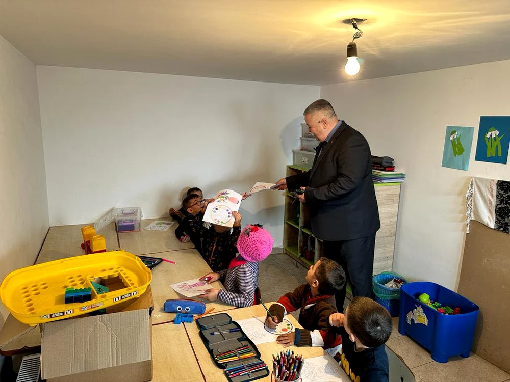 Sala de clasă în prăznicarul din cimitir. Foto: Facebook/prefect Daniel Onofrei
