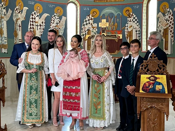 Nașele Maria Dragomiroiu și Mihaela Prigoană au purtat straie popularefoto: arhivă personală