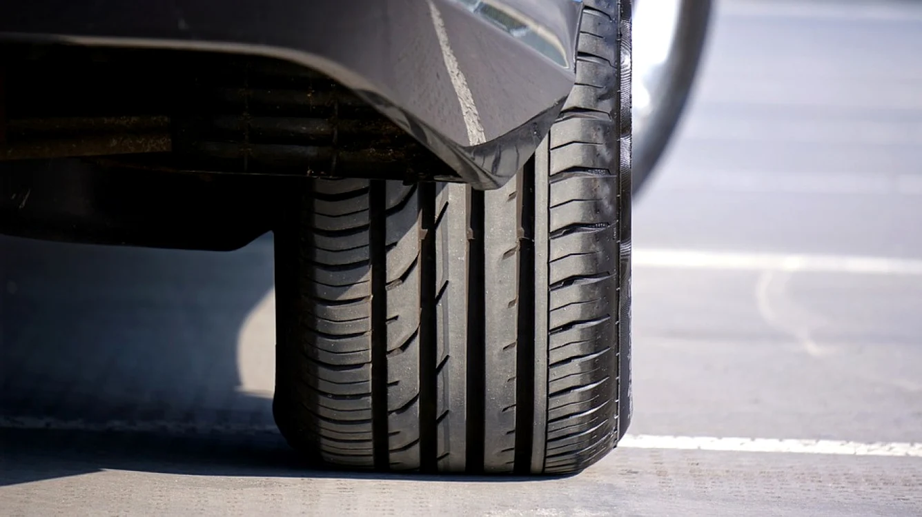 Atacatorul alegea aleatoriu vehiculele parcate pe marginea drumului şi le înţepa unul sau mai multe cauciucuri. Foto: Pixabay