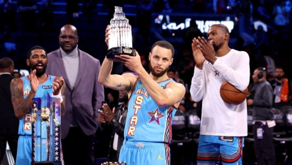 Curry a făcut spectacol la All Star Game cu o aruncare de la mijlocul terenului