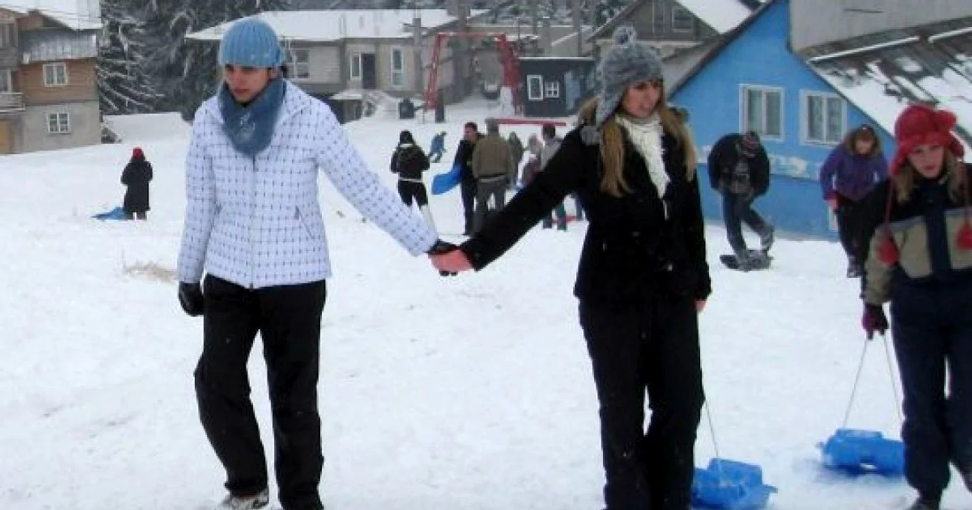 Turiştii se pot bucura de zăpadă la Straja.