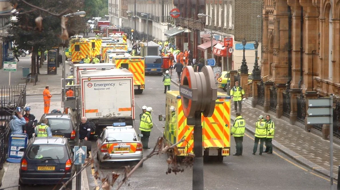 Calendar 7 iulie: 2005   Atentatele de la Londra: Patru teroriști islamiști sinucigași au detonat patru bombe artizanale în transportul public din Londra jpeg