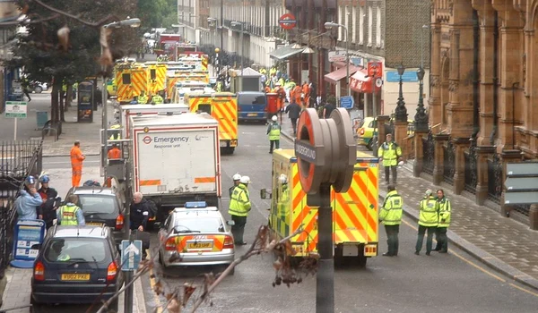 Calendar 7 iulie: 2005   Atentatele de la Londra: Patru teroriști islamiști sinucigași au detonat patru bombe artizanale în transportul public din Londra jpeg