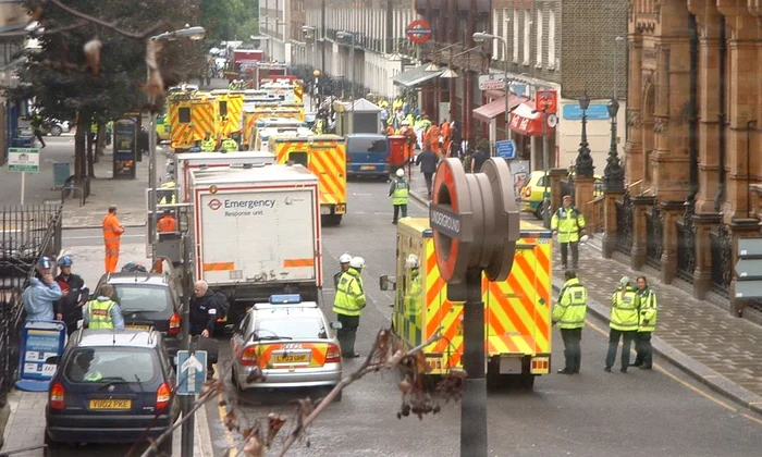Calendar 7 iulie: 2005   Atentatele de la Londra: Patru teroriști islamiști sinucigași au detonat patru bombe artizanale în transportul public din Londra jpeg