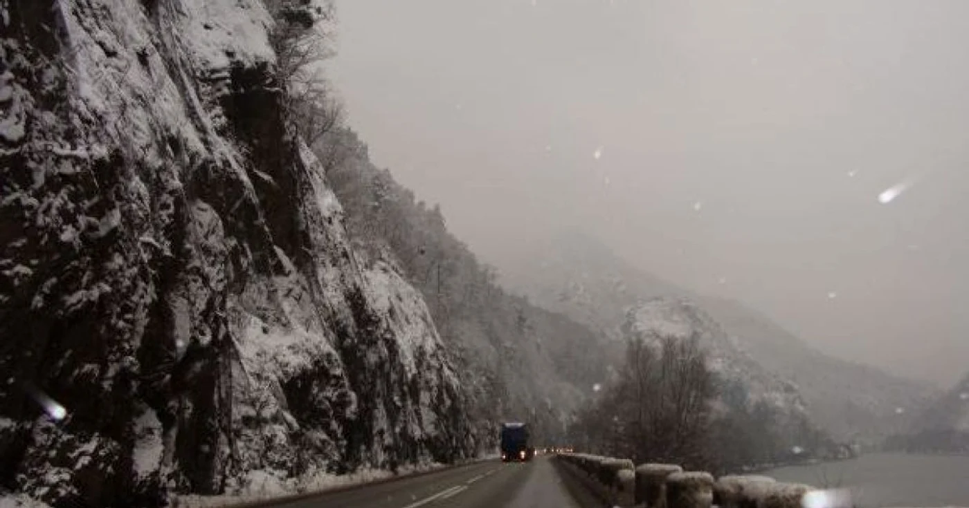 DN6 şi DN 57, blocate de căderi de zăpadă
