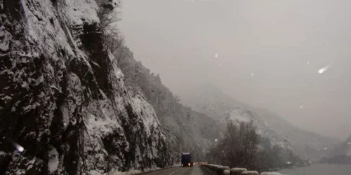 DN6 şi DN 57, blocate de căderi de zăpadă