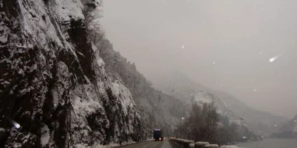 DN6 şi DN 57, blocate de căderi de zăpadă