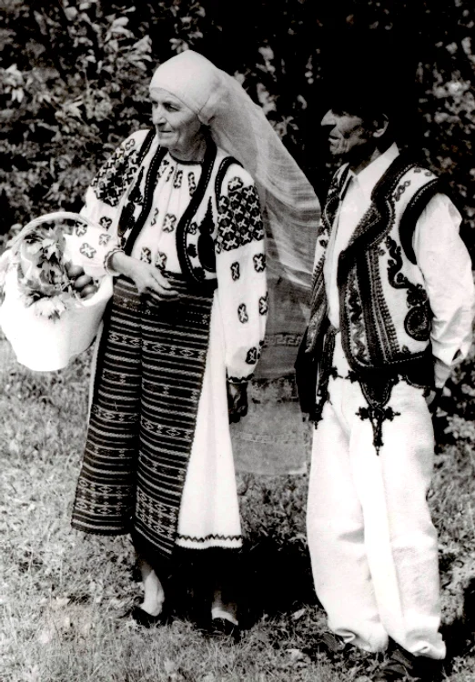 Persoane dintr-o comunitate rurală purtând straie de sărbătoare. FOTO: Muzeul Satului „D. Gusti”