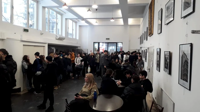 Adolescenți la Sala Dalles din București