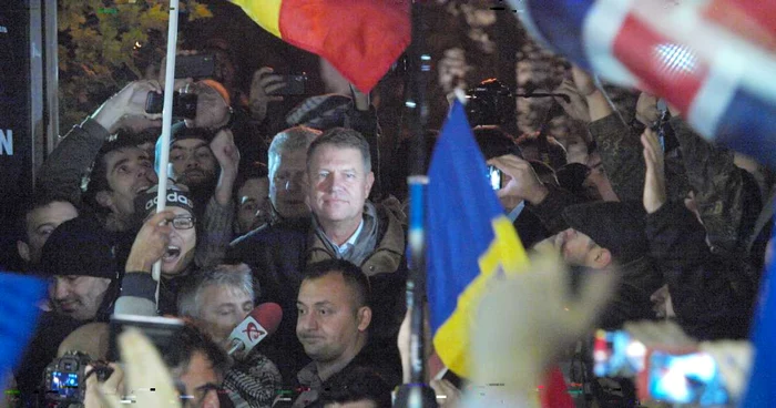 Klaus Iohannis, în Piaţa Universităţii FOTO Mircea Mitea