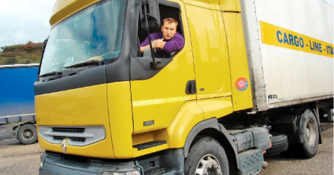 Costel Pandelache lucrează de zece ani ca şofer pe ruta Milano – Roma, pe un traseu lung de 600 de kilometri 