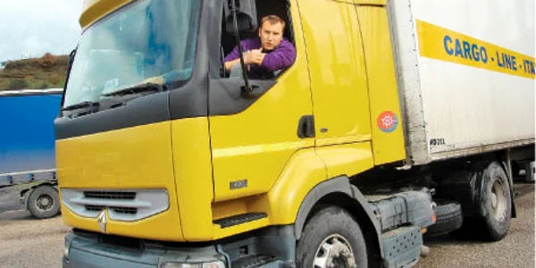 Costel Pandelache lucrează de zece ani ca şofer pe ruta Milano – Roma, pe un traseu lung de 600 de kilometri 