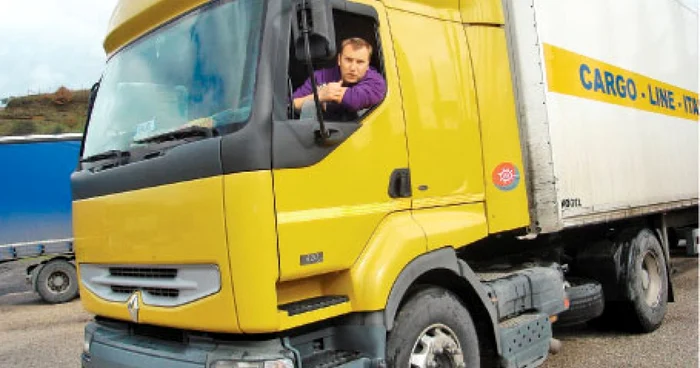 Costel Pandelache lucrează de zece ani ca şofer pe ruta Milano – Roma, pe un traseu lung de 600 de kilometri 